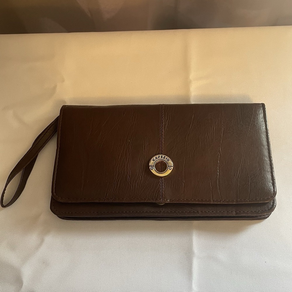CAPEZIO USA TAN FAUX LEATHER CLUTCH LONG WALLET WRISTLET CARD CASE BROWN